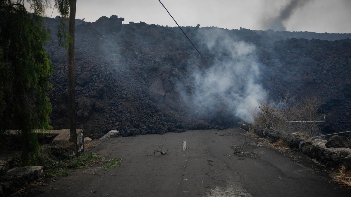 La lava del volcán de La Palma cubre una carretera en Todoque, Los Llanos de Aridane.