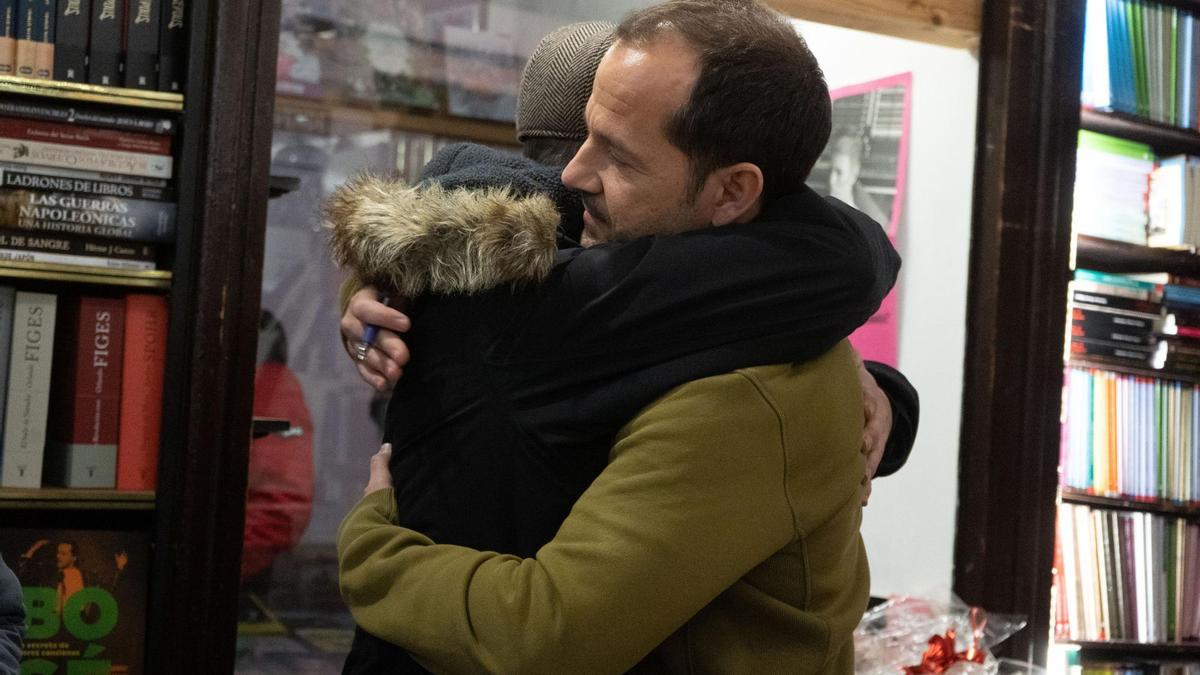 Ángel Martín abraza a un zamorano durante la firma de libros en la capital.