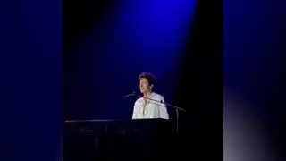 Charlie Puth ret homenatge a Matthew Perry en el seu últim concert