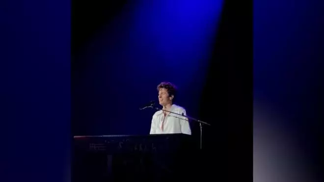 Charlie Puth ret homenatge a Matthew Perry en el seu últim concert