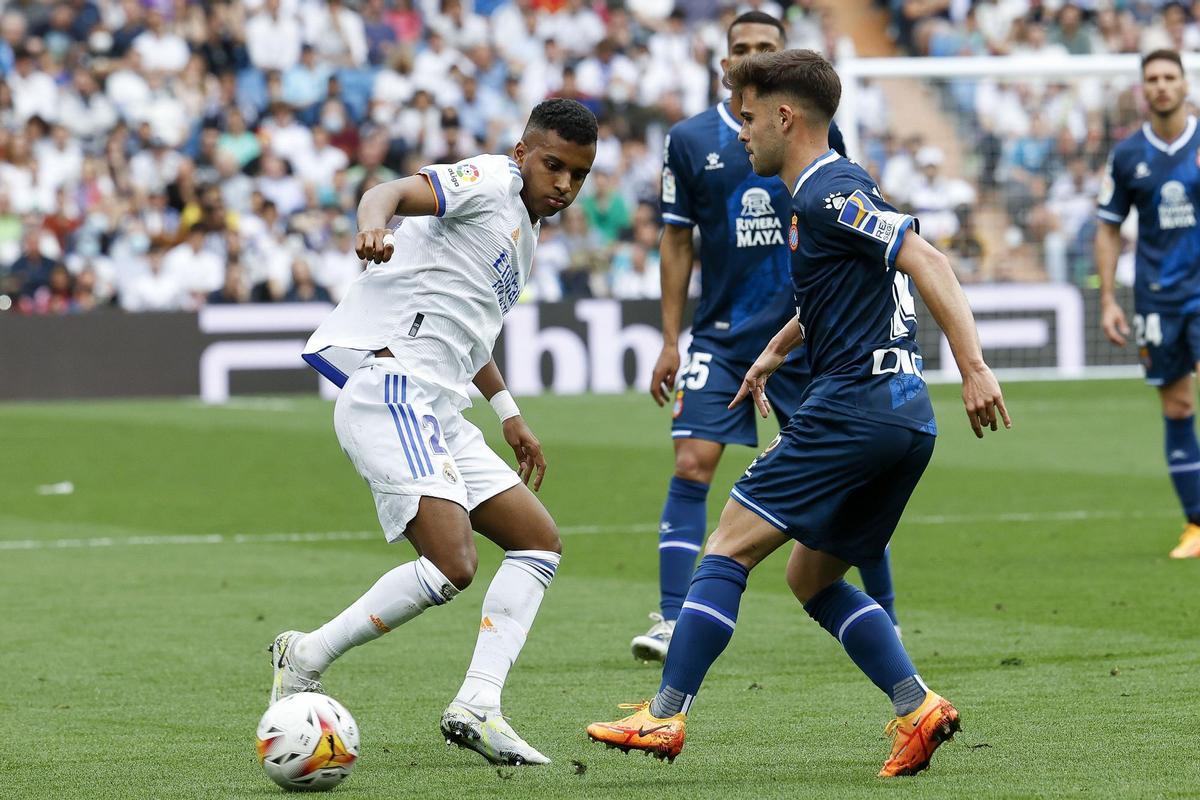 MADRID, 30/04/2022.- El delantero brasileño del Real Madrid Rodrygo Goes (i) disputa el balón ante Óscar Melendo (d), centrocampista del Espanyol, durante el partido de Liga que Real Madrid y Espanyol disputan este sábado en el estadio Santiago Bernabéu de la capital. EFE/ Chema Moya