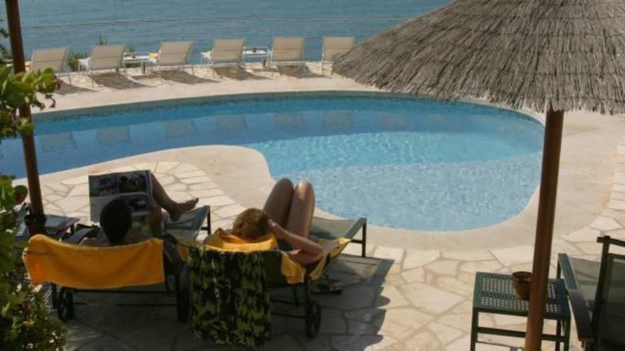 Una pareja de turistas descansa en la piscina exterior del hotel Montiboli de Villajoyosa, decano de los hoteles de lujo, en una imagen de archivo.