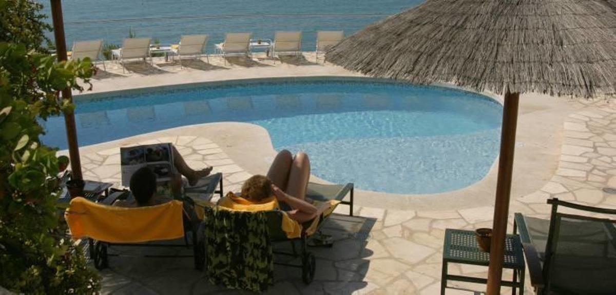 Una pareja de turistas descansa en la piscina exterior del hotel Montiboli de Villajoyosa, decano de los hoteles de lujo, en una imagen de archivo.