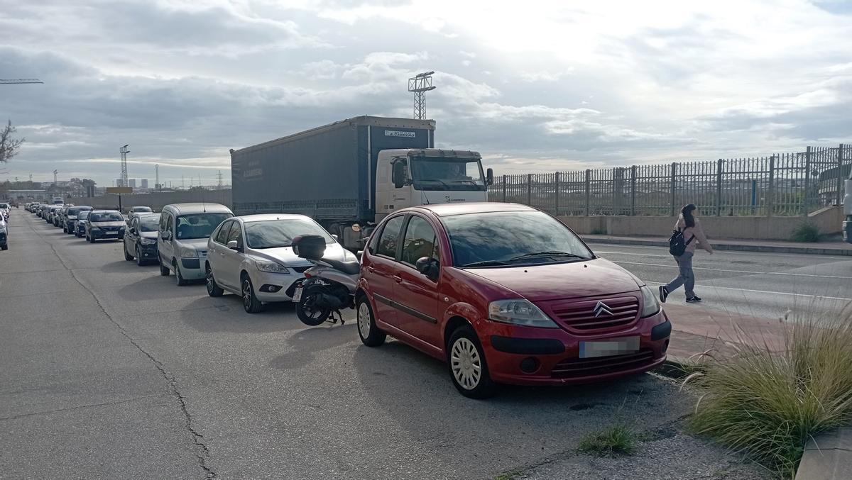 En primer plano, la calle Ucrania y a continuación, una joven cruza  la carretera paralela, la MA-401, delante de un camión, el mes pasado.