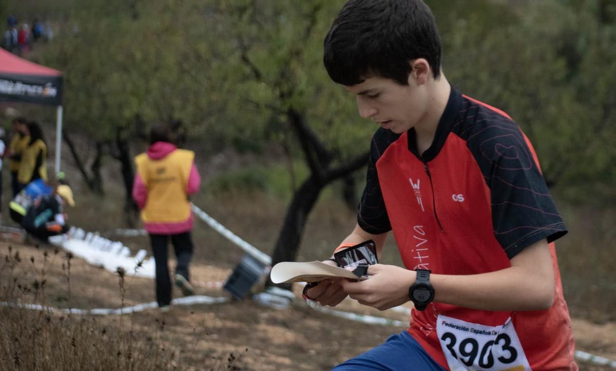 Atleta del CAX Orientació consulta el mapa en el Trofeo Quijotes, en Albacete.
