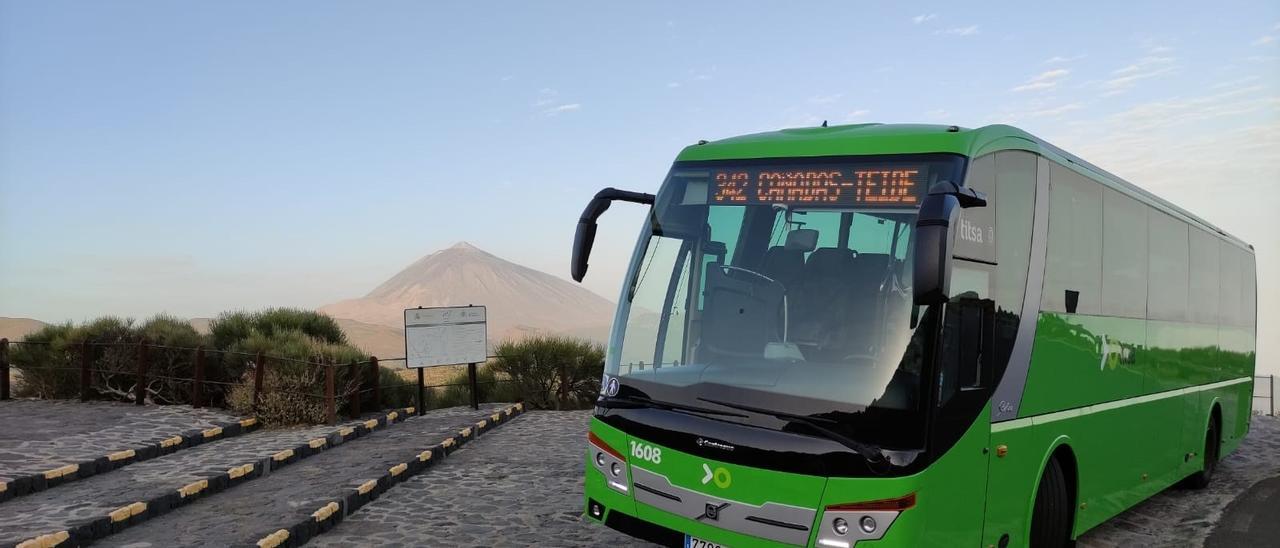 Imagen de una guagua de Titsa que cubre la ruta entre el Parque Nacional del Teide y Costa Adeje