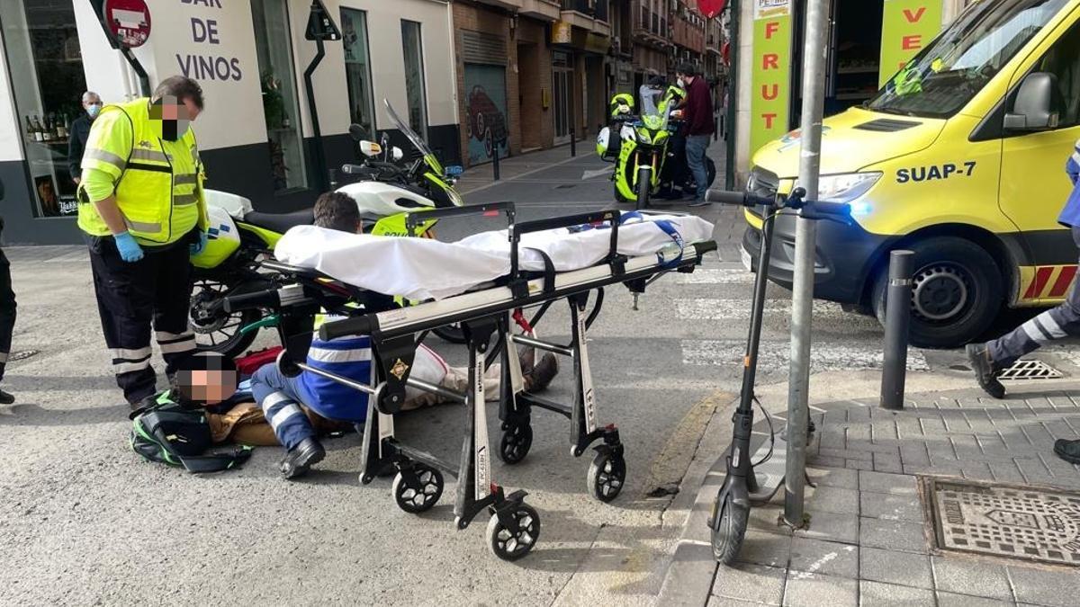 Sanitarios y policías atienden a una persona que se estrelló con su patinete eléctrico en Murcia (FOTO DE ARCHIVO).