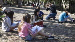 Clase al aire libre en el colegio CEIP Els Xiprers de Collserola, hace unos días.