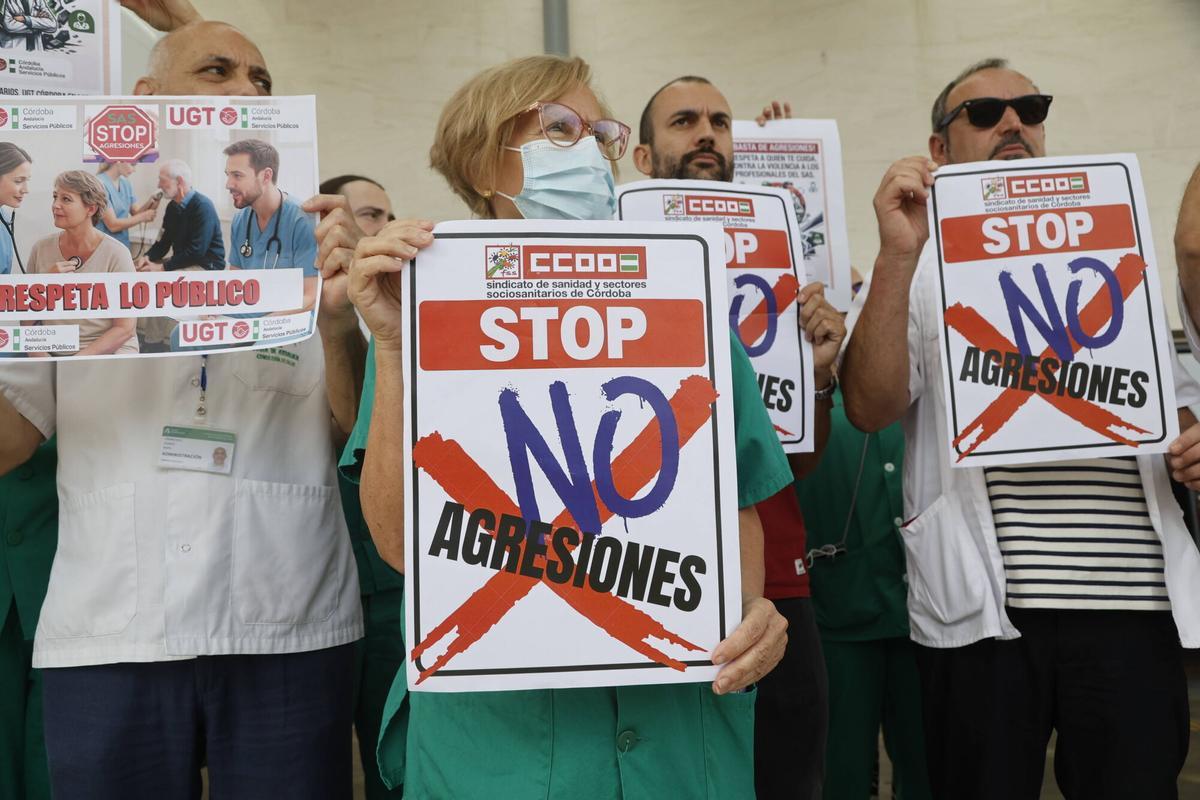 A.J.González Córdoba Puerta de Urgencias del Hospital Universitario Reina Sofía. Concentración de protesta contra las agresiones a profesionales del SAS