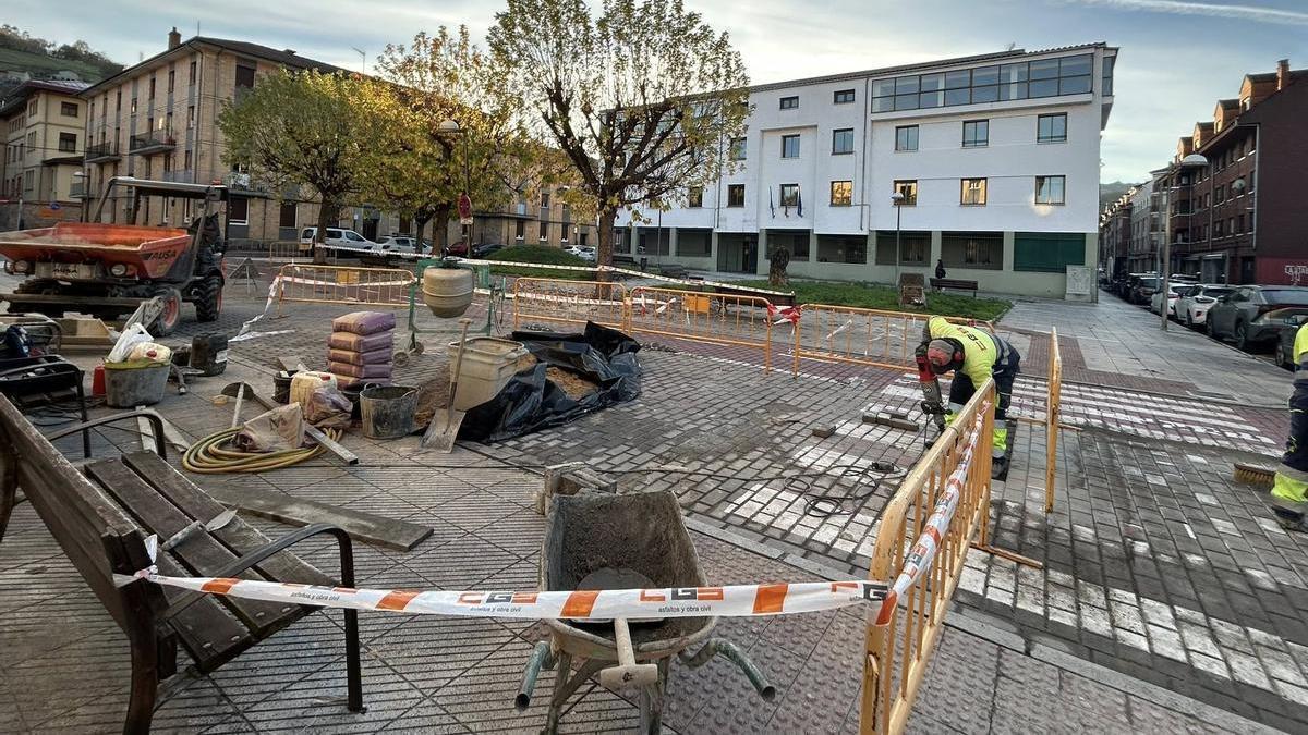 Las obras en la calle Asturias, frente a los juzgados de Laviana.
