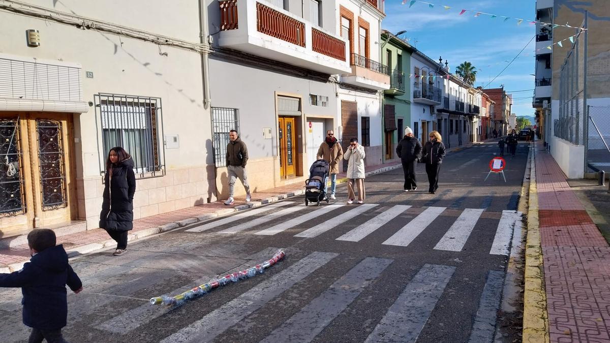 Varios vecinos de Alcàntera celebran la mañana de Reyes.