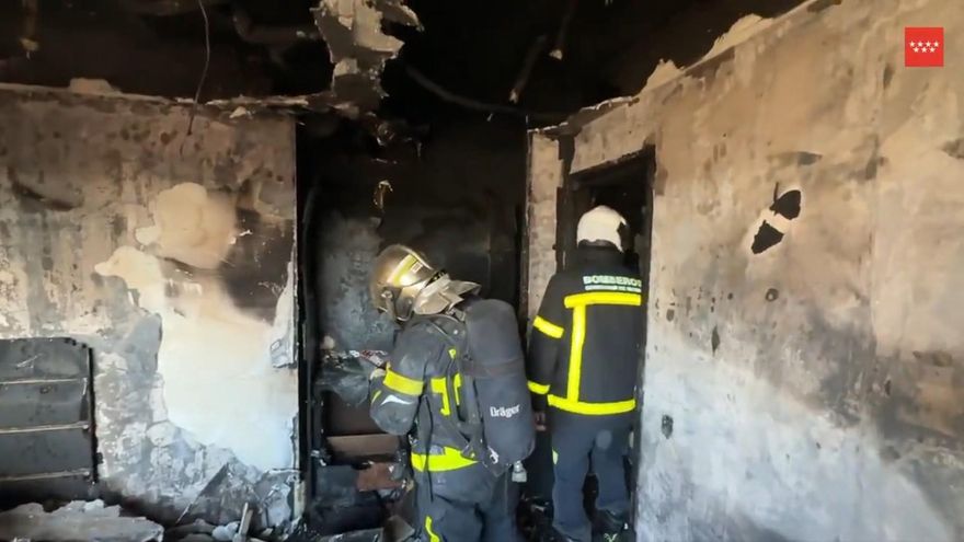 16 viviendas desalojadas, una casa arrasada y tres gatos muertos por un incendio en Majadahonda
