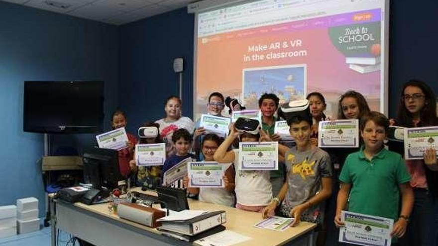 Niños participantes en el taller con sus diplomas. // FdV