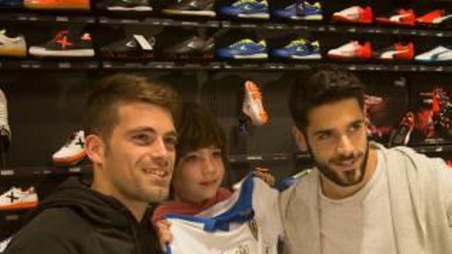 Los jugadores Javi Flores, Peña, Iván Buigues y Fernando Román firmaron ayer camisetas del Hércules en El Corte Inglés de Alicante.