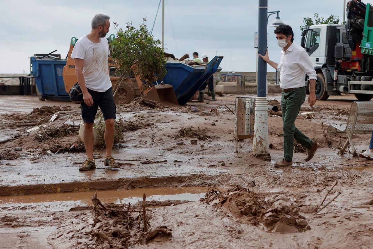 Joan Roig (izquierda) visita una zona de Alcanar destrozada tras las lluvias torrenciales registradas a principios de septiembre de 2021.