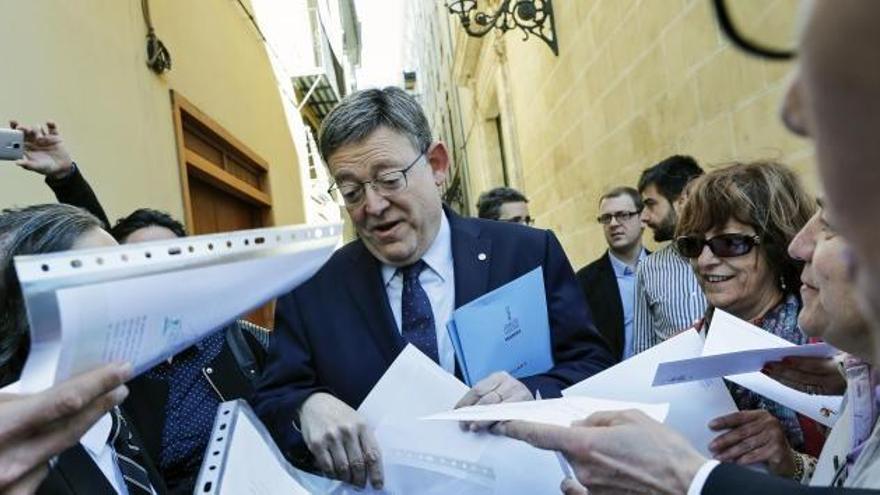 El presidente del Consell recibe los escritos de protesta, esta mañana