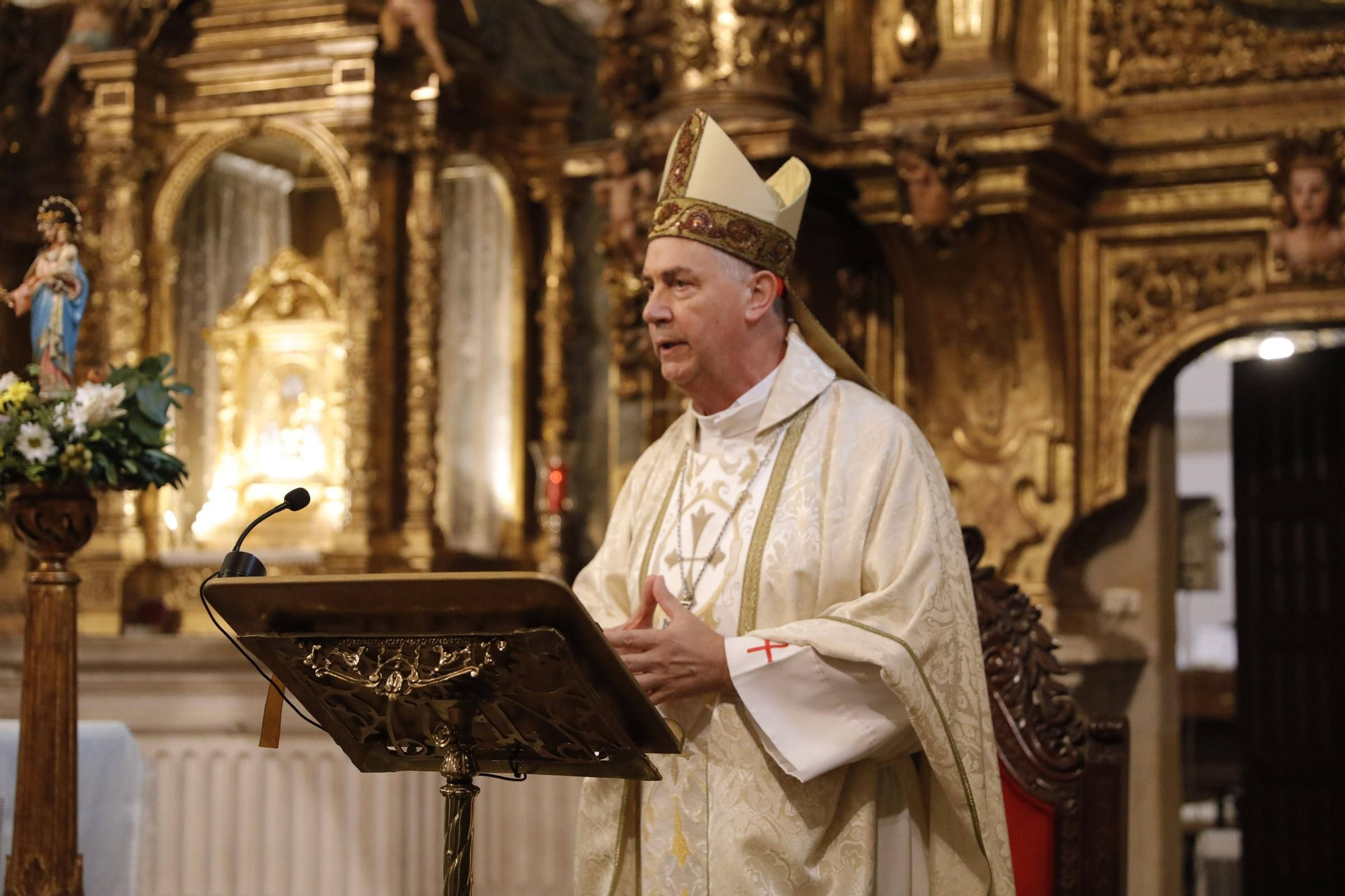 El cardenal Ángel Fernández Artime oficia la primera misa cardenalicia de Gozón en el día de Todos los Santos en la parroquia de Santa María de Luanco