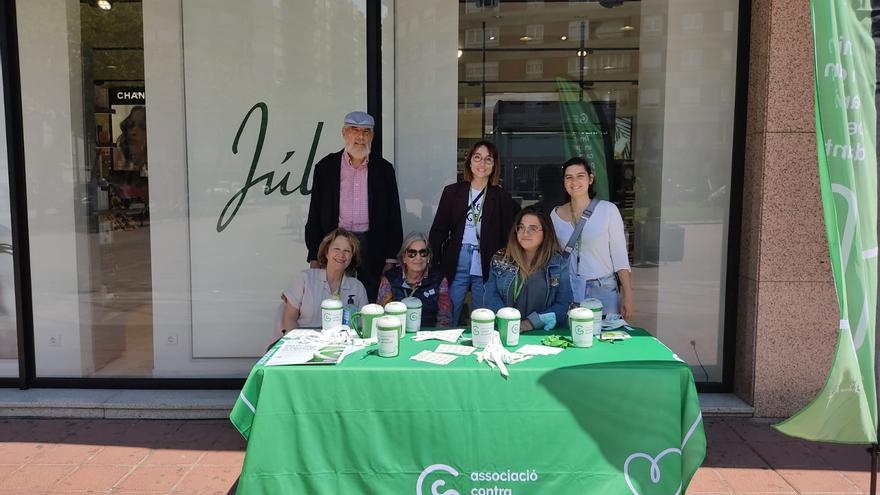 Un centenar de voluntaris participen demà a la col·lecta contra el càncer a Girona