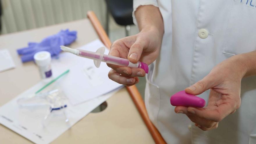 Una matrona con el kit de cribado de cáncer de cérvix en un centro.