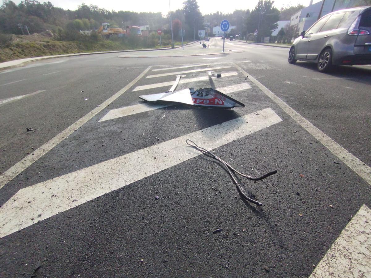 Señales derribadas en la rotonda del Mercadona e A Estrada