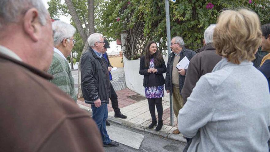 Maribel Tocón, con los vecinos de la zona.