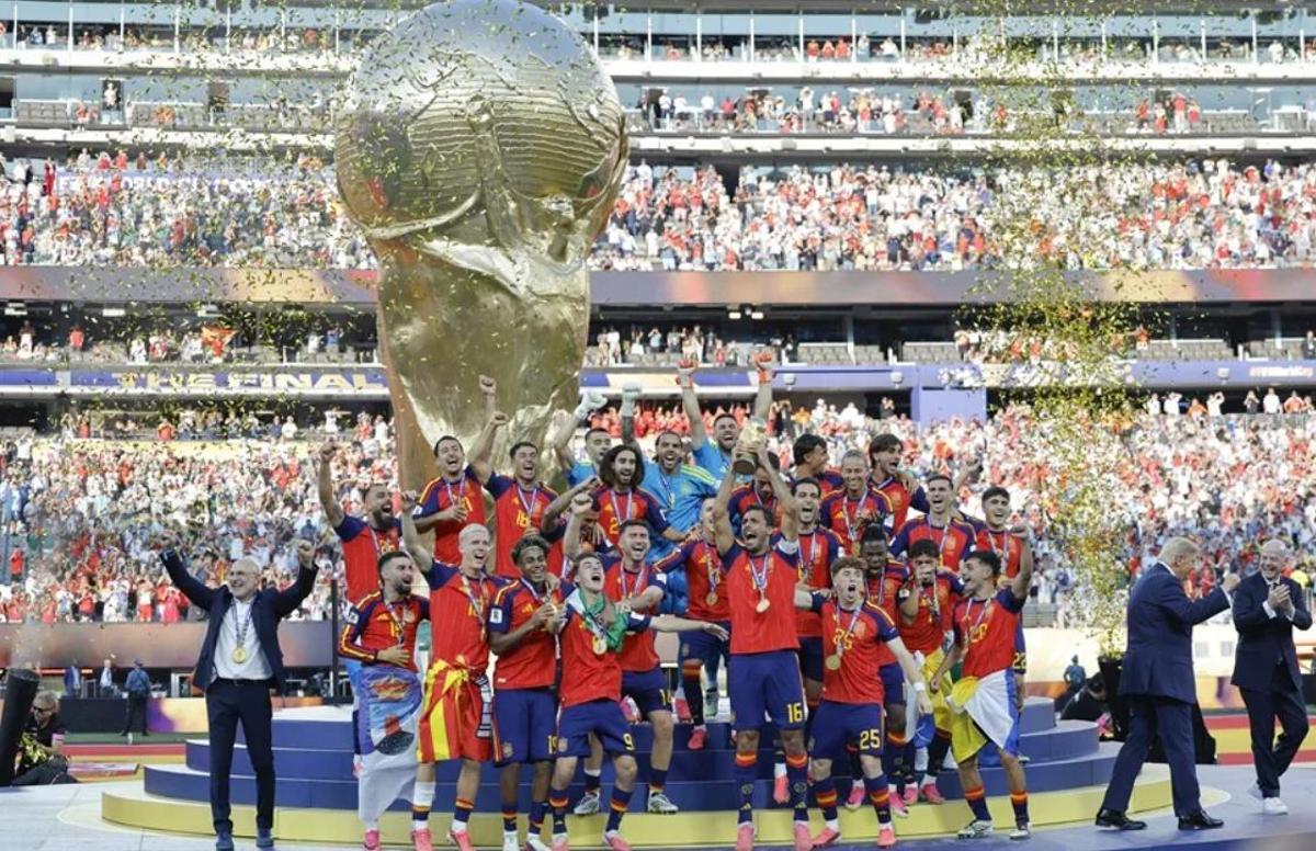 Trump se resistía a salir de la foto y dejar todo el protagonismo a los nuevos campeones del mundo de fútbol
