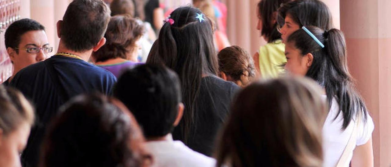 Un grupo de escolares se dirige a clase en un instituto canario.