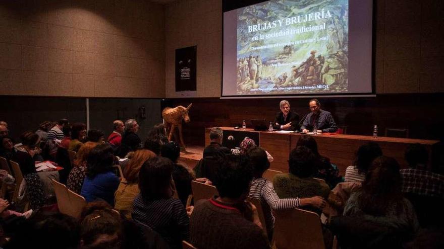 El salón de actos del Etnográfico abarrotado durante una de las ponencias.