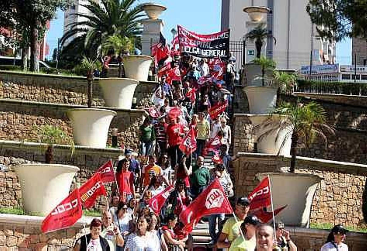 BENIDORM. Protesta itinerante La manifestación partió de la plaza Triangular con 400 personas que se dirigieron al Ayuntamiento, a un supermercado, a varios bancos y por último al área comercial más céntrica. En el Consistorio gritaron "Para un día al año que trabajáis, tiene que ser hoy". R. Pagés.