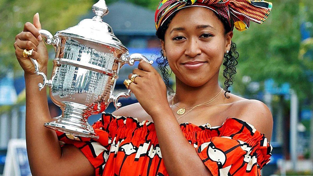 Osaka posa feliz con el trofeo del Abierto de Estados Unidos en Nueva York.