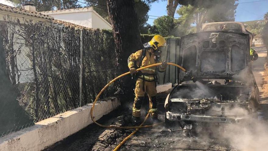 Arde un coche en la zona del Pou dels Albanells de Xàbia