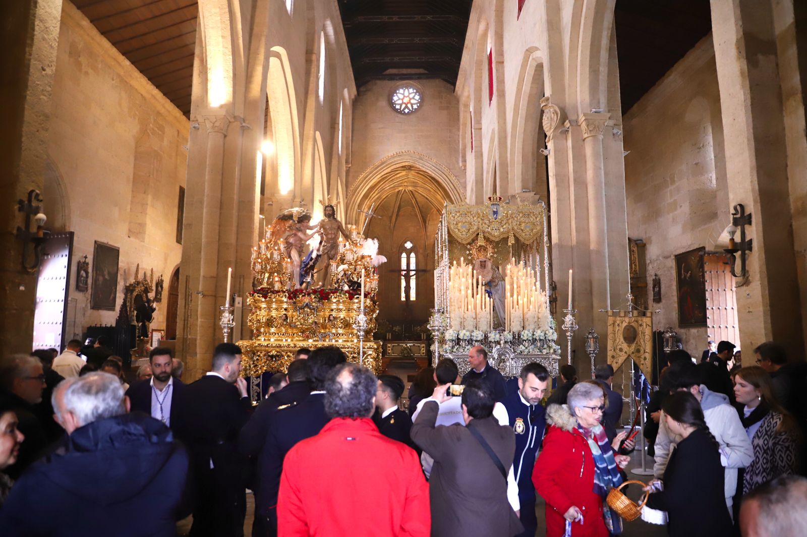 La lluvia impide la salida del Resucitado de la iglesia de Santa Marina