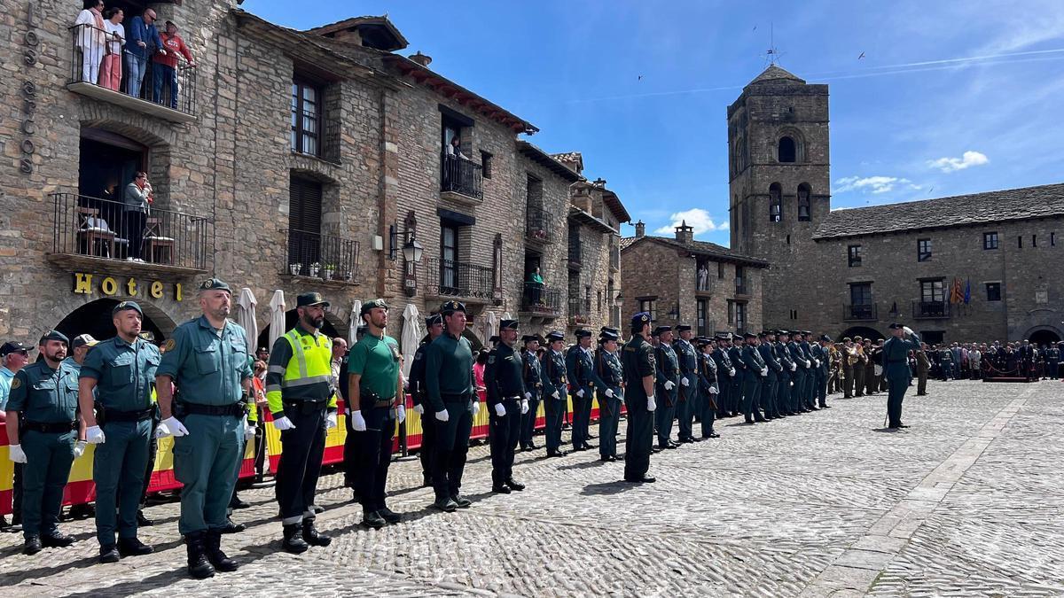 Los agentes de la Guardia Civil, formando en la plaza Mayor de Aínsa.