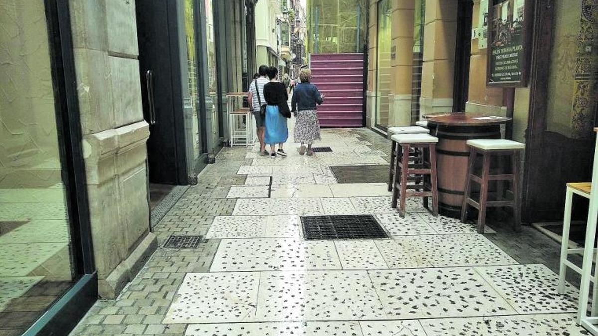 La calle Santa María, la semana pasada con el suelo mojado por la lluvia.