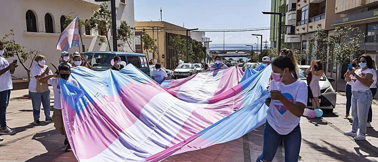Los jóvenes del colectivo Chrysallis portando la bandera trans, ayer .