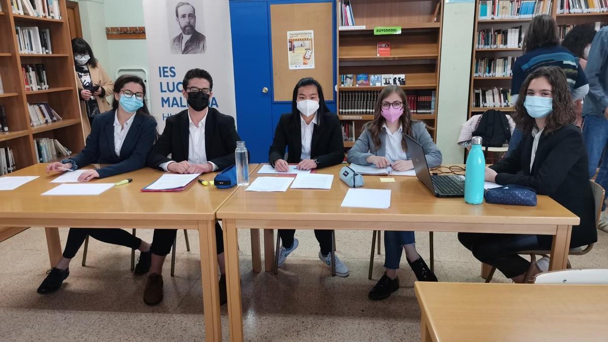 Equipo del IES Lucas Mallada, anfitrión del torneo de debate de la provincia de Huesca.