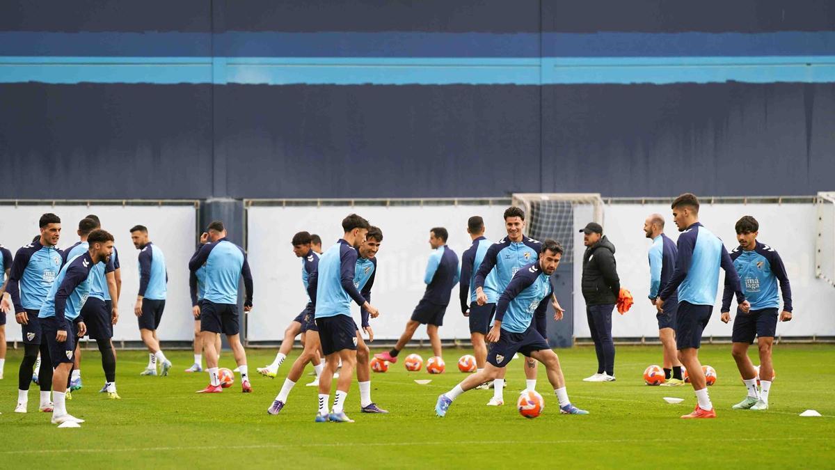 Entrenamiento del Málaga en el anexo a La Rosaleda.