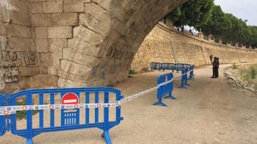 Cierran la zona inferior del Puente Viejo para garantizar la seguridad de los viandantes