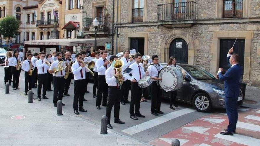 La Banda de Música de Villaviciosa, desfilando ayer por las calles de la villa.