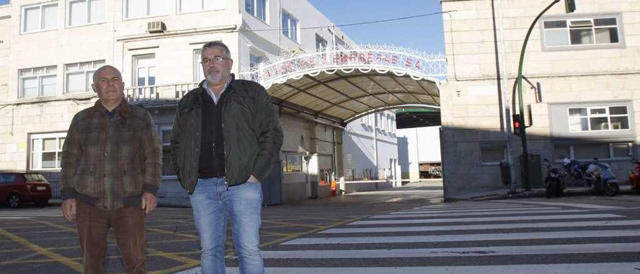 Ángel Cordeiro (dcha.), con Balbino Barcia en la zona de astilleros de Vigo. // José Lores