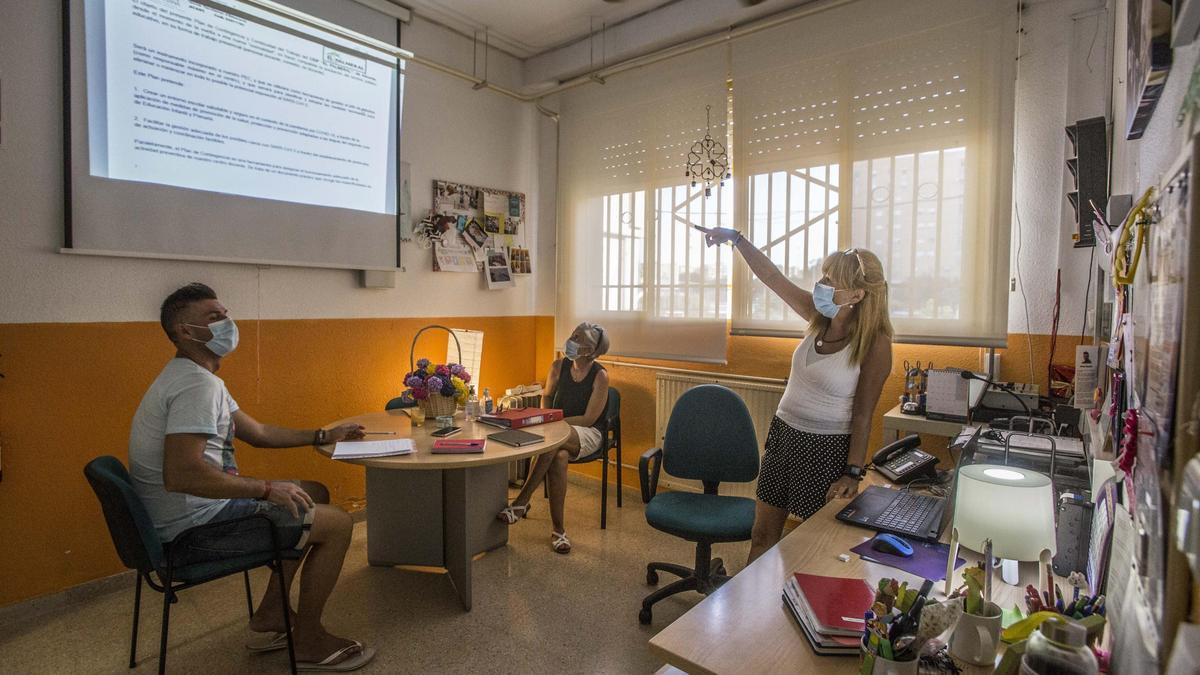 Personal docente de un colegio de Alicante prepara el inicio del curso.