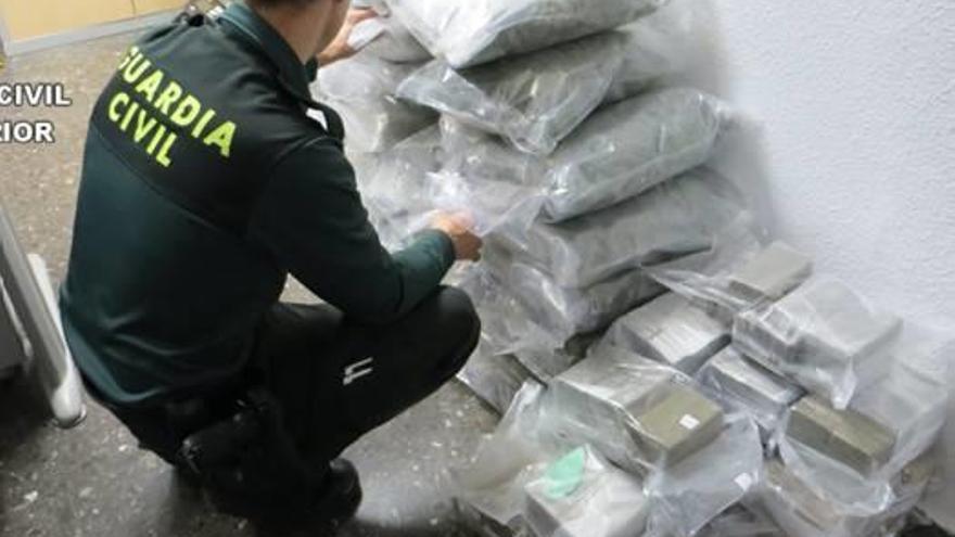 La Guardia Civil incauta en Sagunt un alijo con 75 kilos de hachís y marihuana