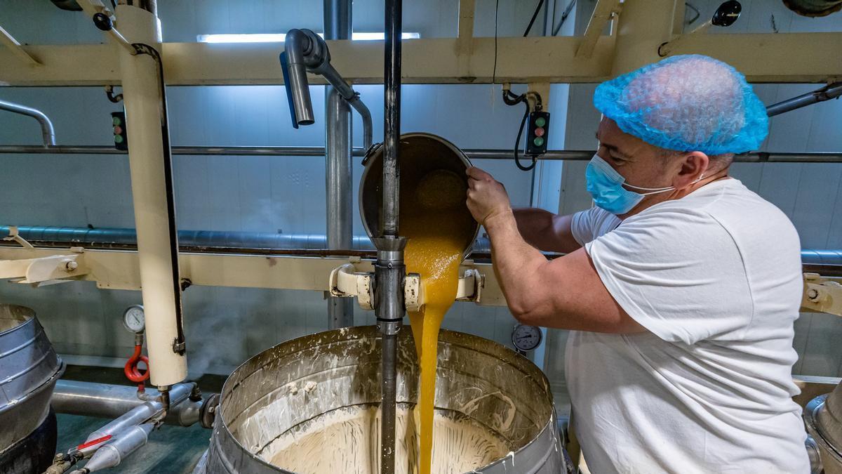 Un operario durante la elaboración del turrón en Xixona en la presente campaña