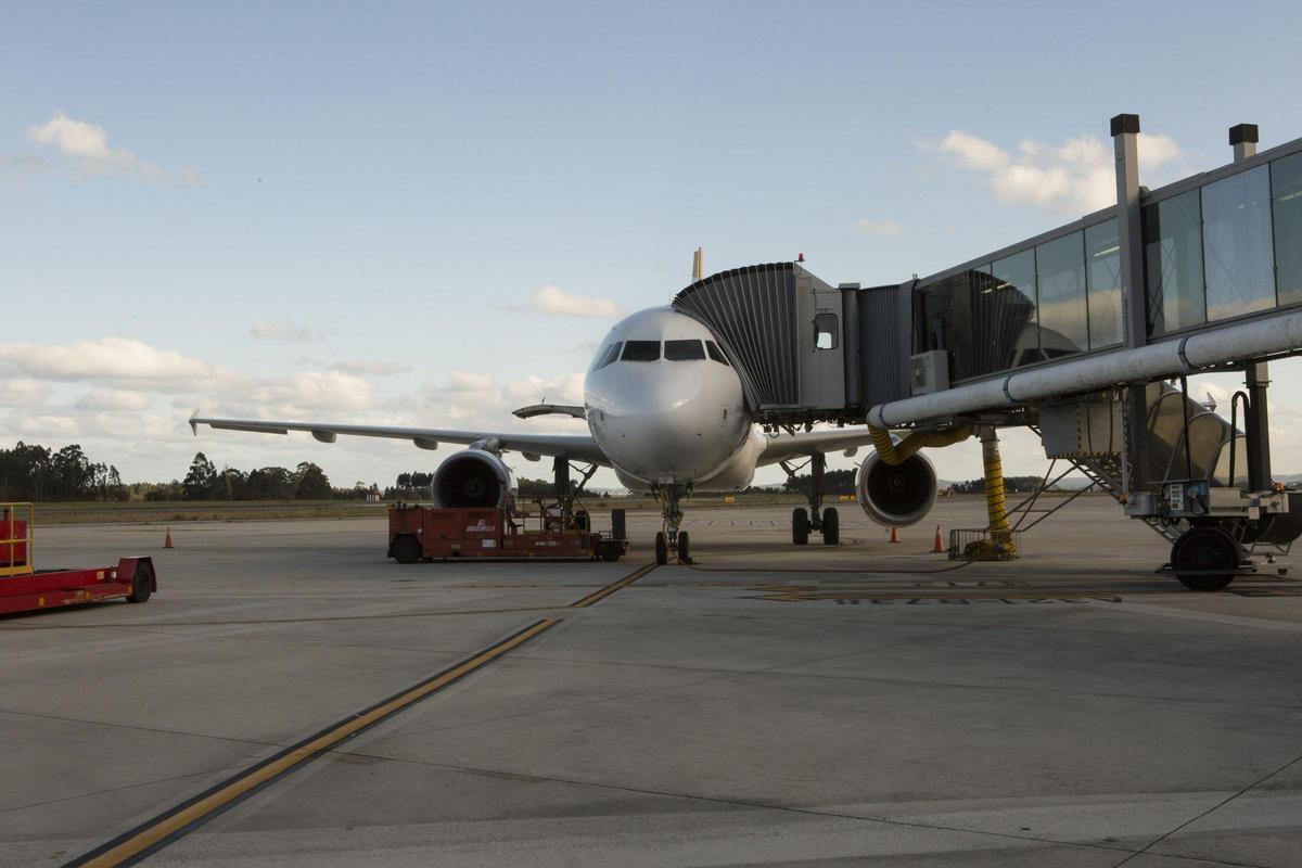 Un avión, en el aeropuerto de Asturias