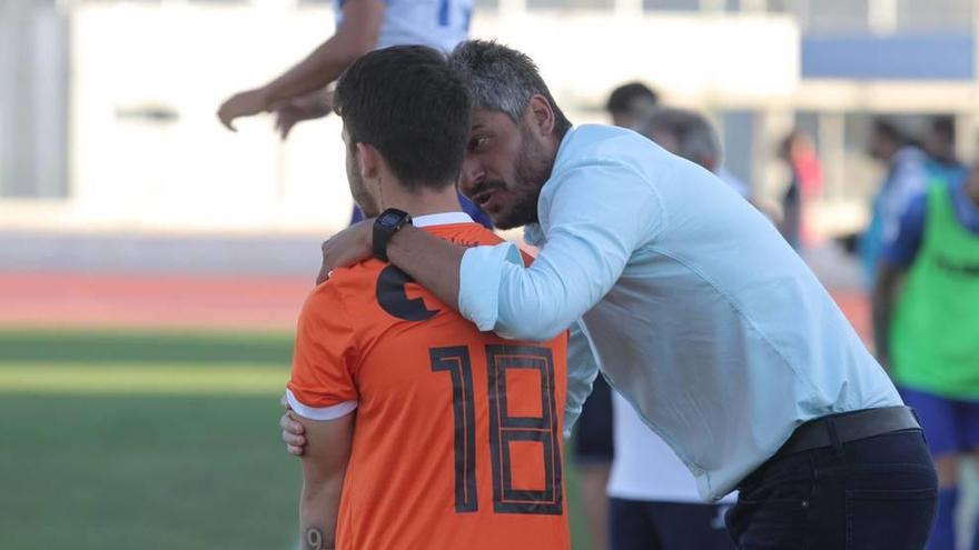 Gustavo Munúa da instrucciones a Igor Paim antes de saltar al campo.