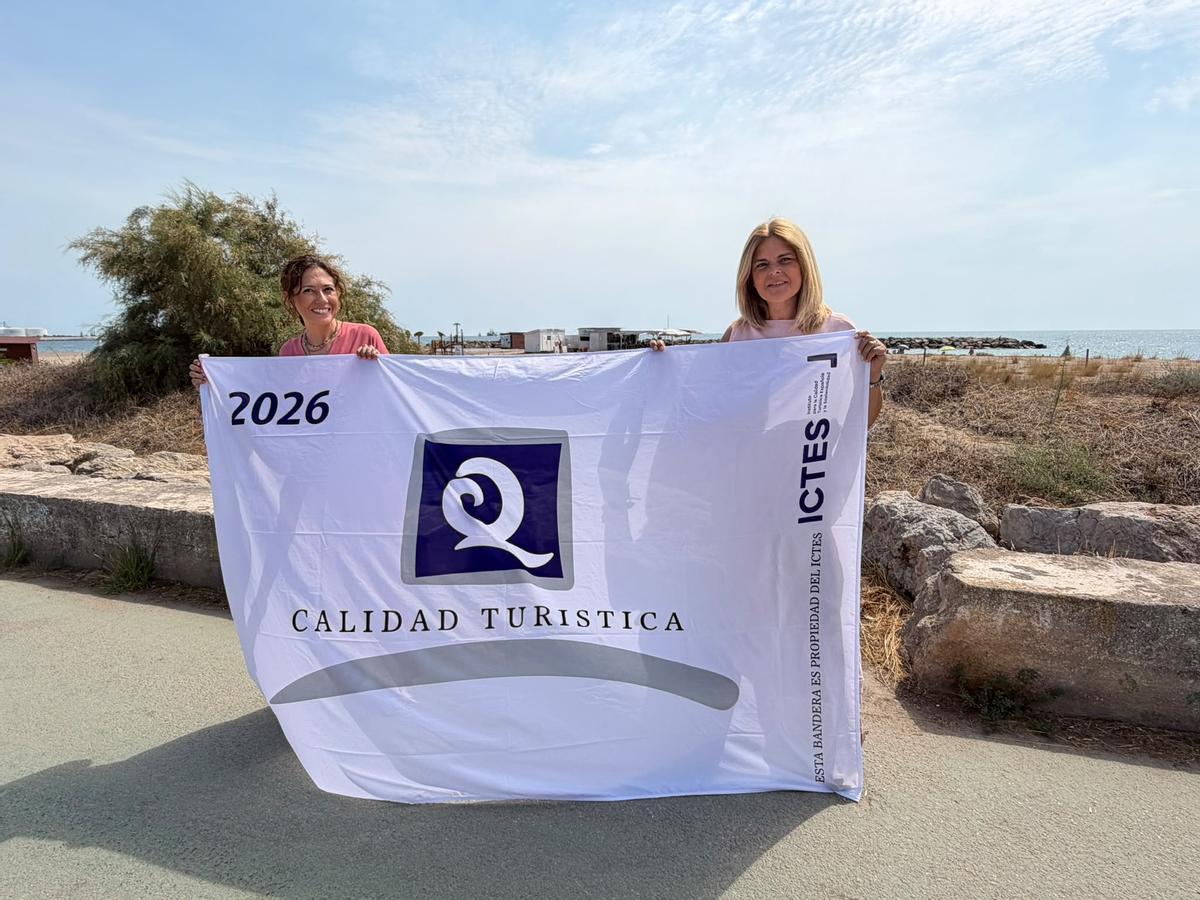 La alcaldesa de Almassora, María Tormo, junto a la concejala de Playas, Silvana Rovira, sujetando la bandera antes de ser izada.