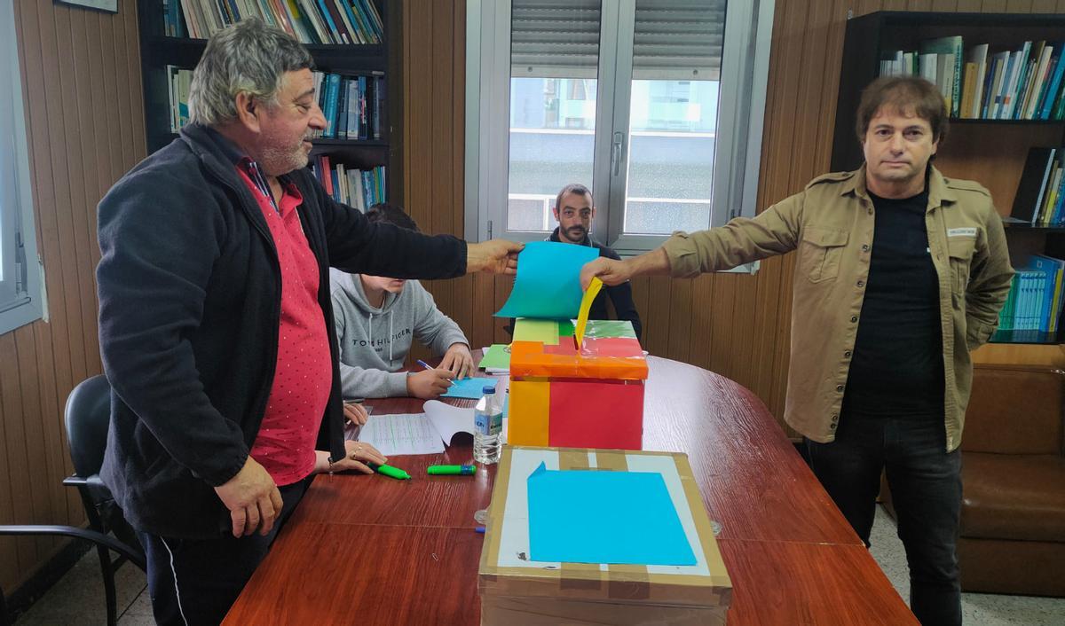 Javier Costa en las votaciones a la junta general de la cofradía.