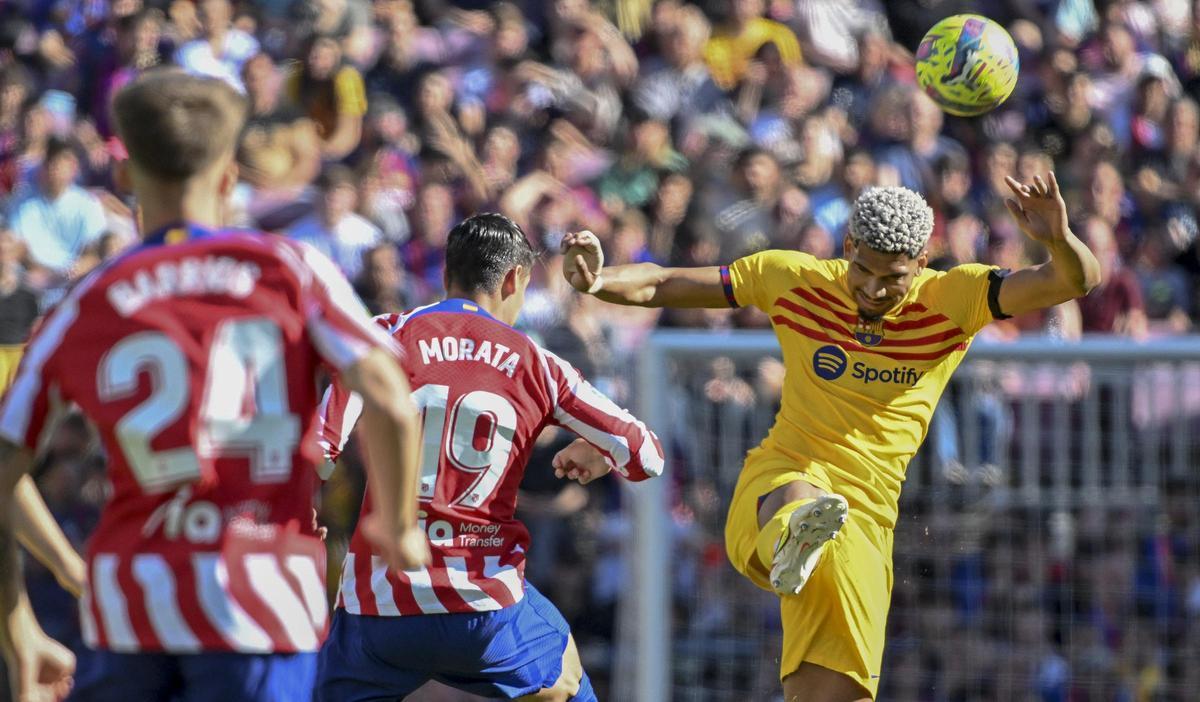 Araujo despeja con autoridad un balón ante Morata.