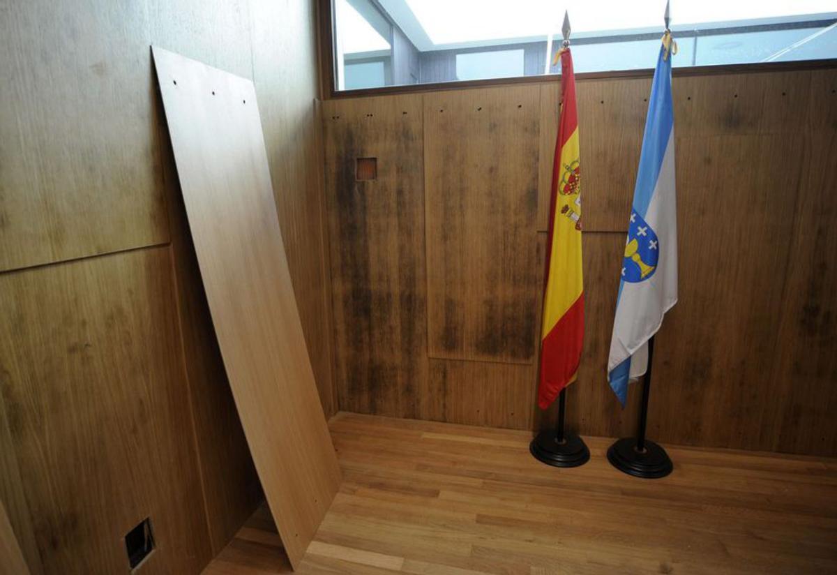 Diego Calvo, junto a algunos trabajadores, en una de las nuevas oficinas. |