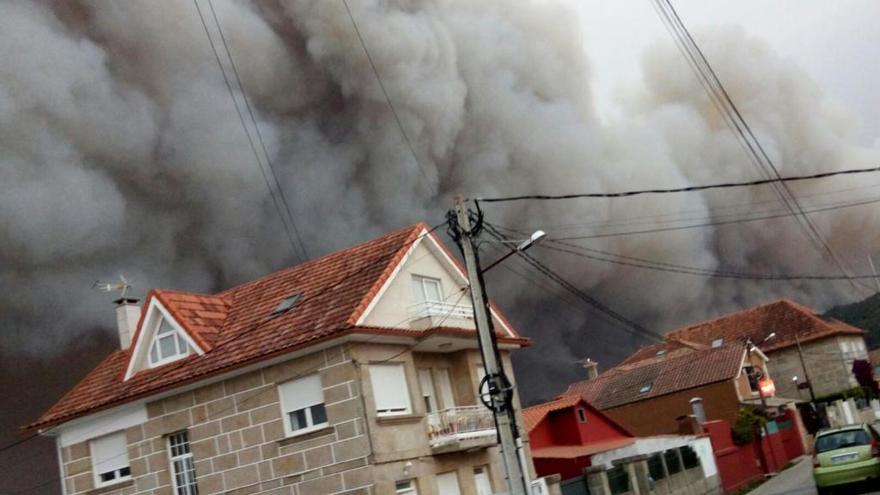 El fuego, cerca de las casas en Coruxo